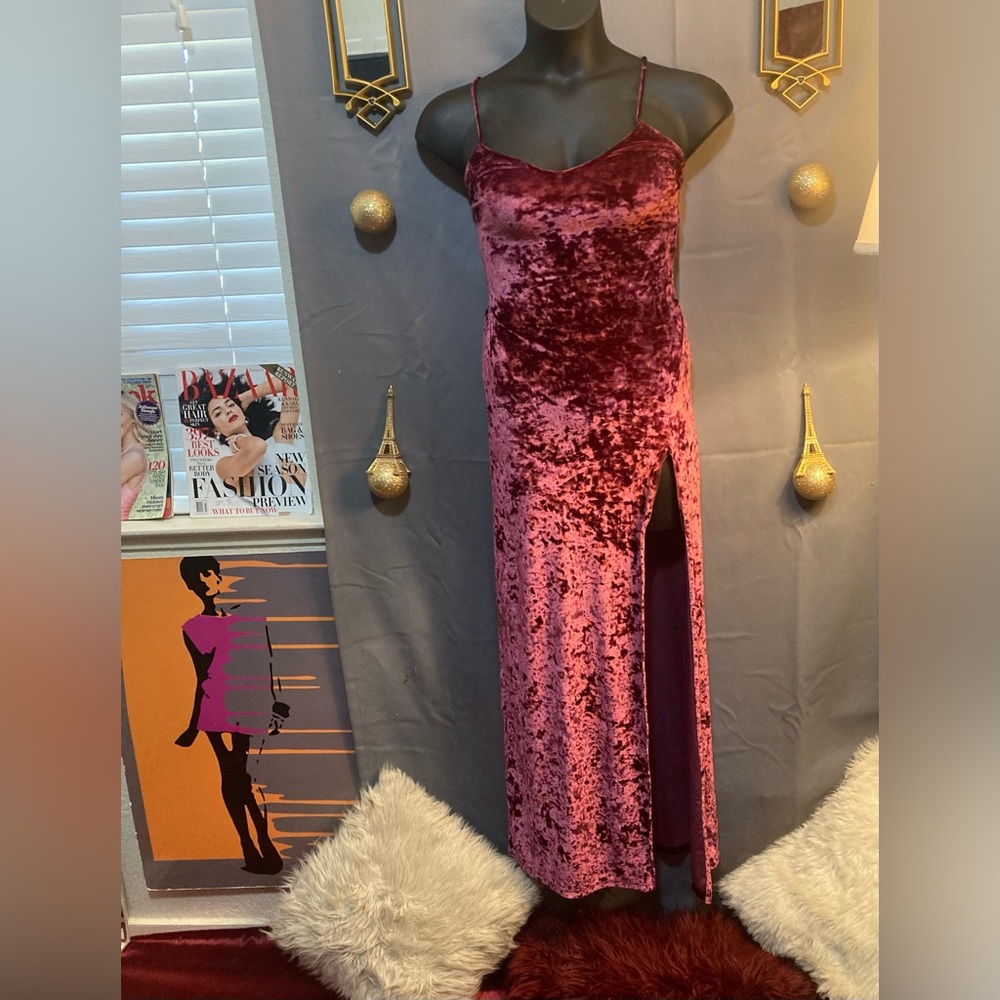 I’m selling beautiful long Dress open from the front and back spilt Voile sizeS